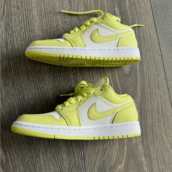 Jordan 1 Low Sneaker in Limelight Size 5 - Picture 6 of 11